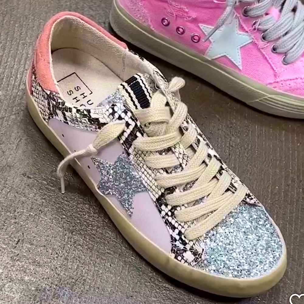 🆕💜SHUSHOP: GLITTER & SNAKE STAR SNEAKER SIZE 9